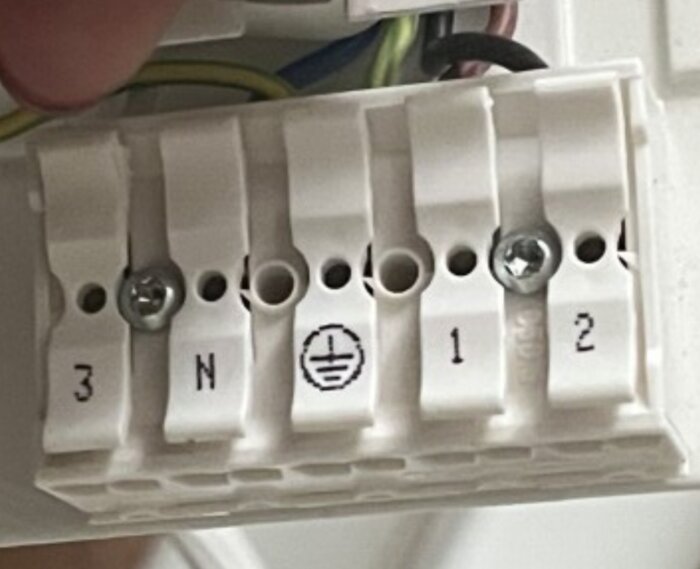 Elinstallationsplint med märkning: 3, N, jord, 1, 2.