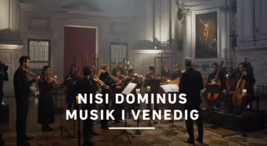 Orkester framträder i en venetiansk kyrka, "Nisi Dominus Musik i Venedig" text på bilden.