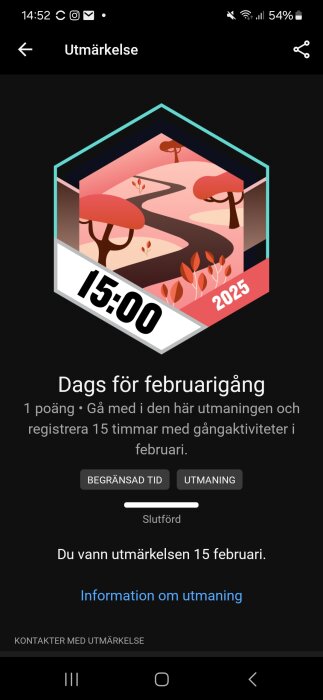 Utmärkelse med en illustration av en stig omgiven av träd, text "15:00" och årtal "2025". Under text om februariutmaning och vinstdatum 15 februari.