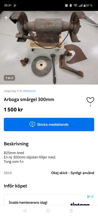 Gammal Arboga smärgel med rostig finish, slipsten och extra delar på golv. 300mm slipsten, säljs för 1500 kr.