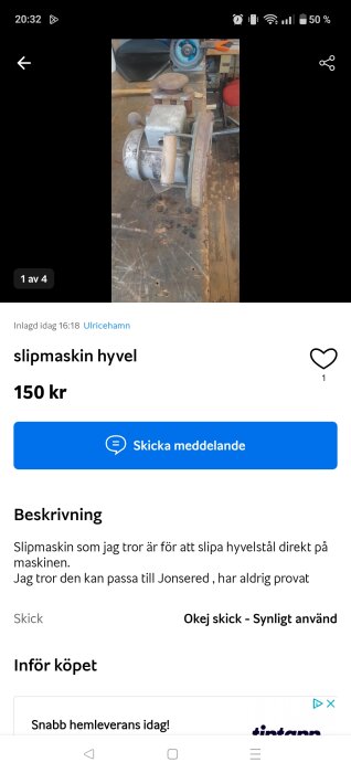 Gamla slipmaskin med metallkropp på ett träbord i verkstadsmiljö. Hamrat utseende och vänster sida synlig.