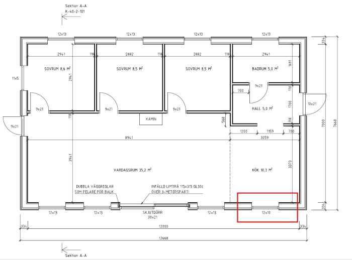 Planritning av ett fritidshus med rumsmått och fönsterplacering, inringat fönster markerar potentiellt designproblem.