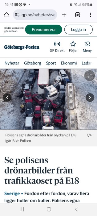 Drönarbild av en trafikolycka på E18 med flera fordon inblandade, inklusive lastbilar och bilar som ligger huller om buller efter en kollision.