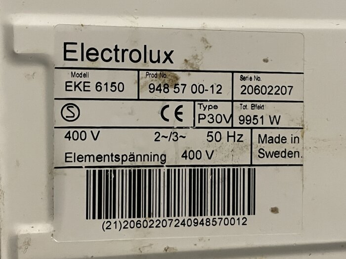 Närbild på etikett från Electrolux spis modell EKE 6150, visar specifikationer som spänning, effekt och serie- och produktnummer.