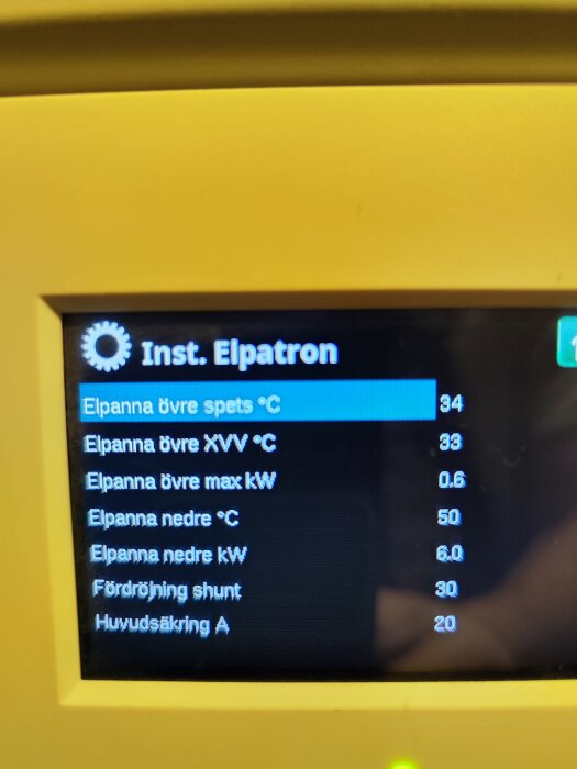 Värmepannans inställningsskärm visar temperatur och effekt, bland annat "Elpanna övre spets 34°C" och "Elpanna övre max 0.6 kW".