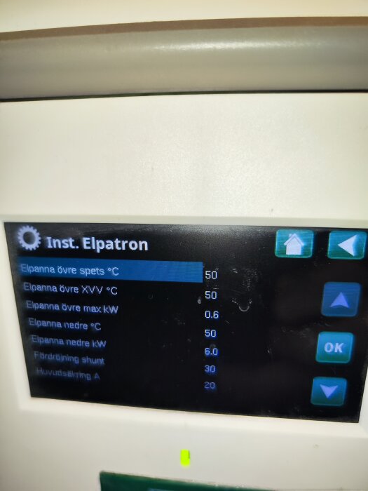 Inställningsskärm för elpanna med temperaturer och effektinställningar: Elpanna övre spets 50°C, max kW 0.6, övre XVV 50°C.