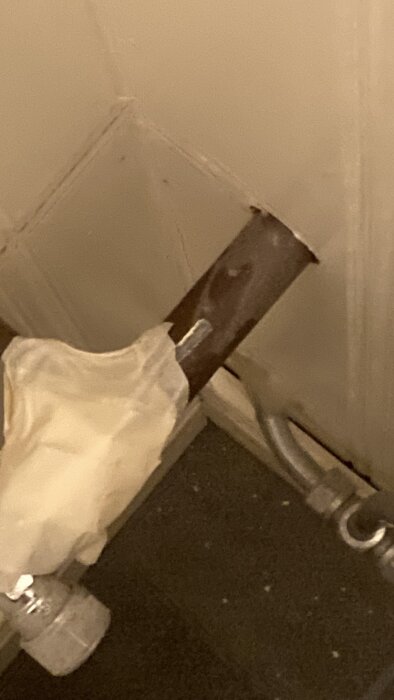 Proppat avsågat rör i vägg med möjlig vattentillförsel till tidigare toalett, ifrågasatt koppling med nytt vattenrör och ursprungligen renoverat 2008.