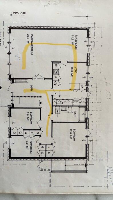 Planritning över bostad med markerad gul väg från hall och entré vidare till kök och vardagsrum.