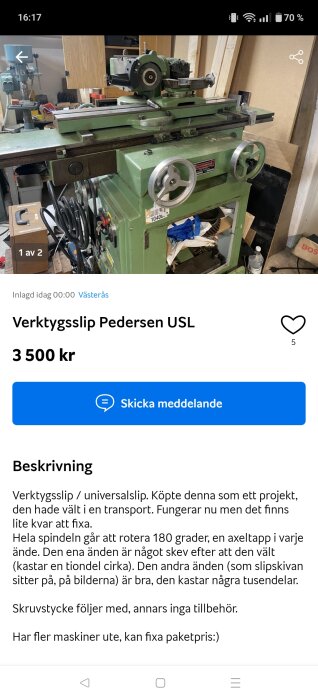 Grön verktygsslip, Pedersen USL, med två vevar och en grå motor, i en verkstadsmiljö. Hyllor och verktyg syns i bakgrunden.