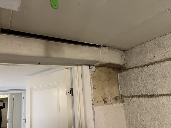 Ventilationsrör av eternit i taket på bottenvåning, del av pågående FTX-installation och asbestrivning. Rör i behov av utbyte.