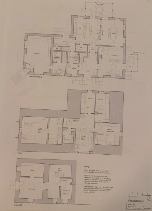 Skiss av husplan med våningsplan för källare, bottenvåning och vind, inklusive kök, sovrum och vardagsrum. Arkitektens första bud.