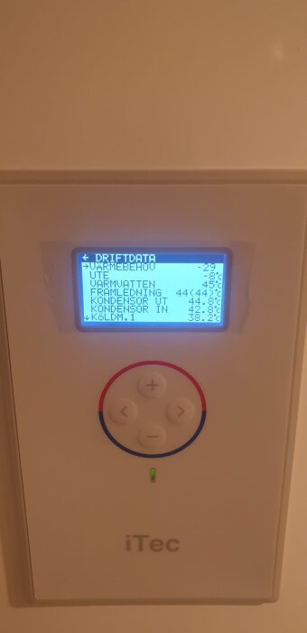 Display på Thermia iTec värmepump visar driftdata som framledning, kondensor temperaturer och varmvatteninställningar.