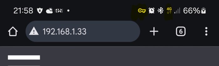 Webbläsarfönster med varningstriangel och IP-adressen 192.168.1.33 visas i webbadressen.