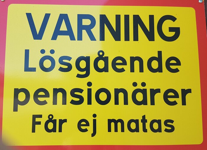 Varningsskylt med texten: "VARNING Lösgående pensionärer Får ej matas.