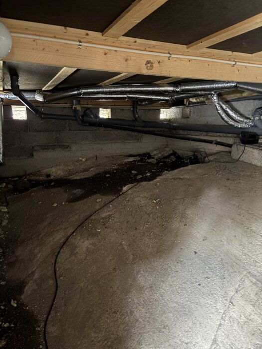 Under området med ventilationsrör och träbjälkar i krypgrund, inga tecken på påväxt eller skador.