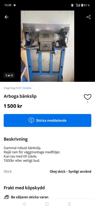 Bänkmonterad slipmaskin av märket Arboga på ett blått ställ.