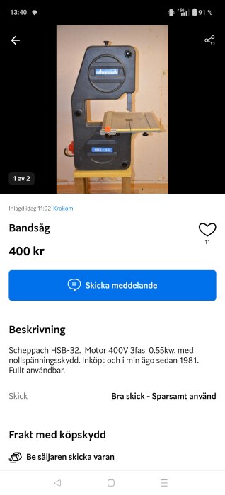 Bandsåg Scheppach HSB-32 med svart kropp och ett metallbord, placerad på en träbänk.