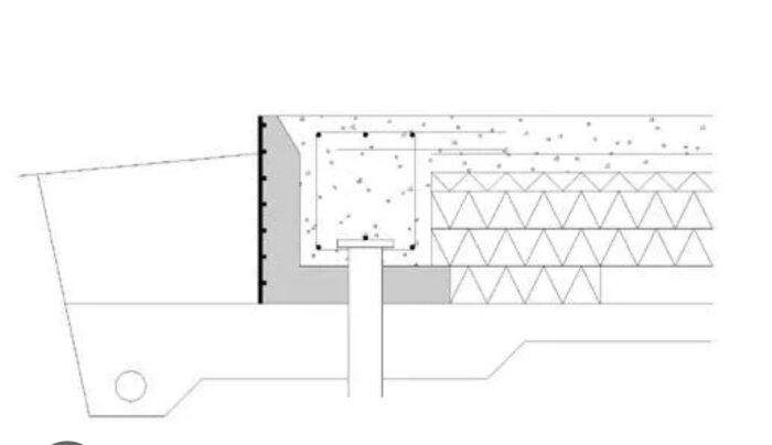 Diagram av armerad pålad grund med cellplastisolering, stålpåle och betongbalkar för bärande konstruktioner och avloppsrör.