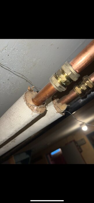 Kopparrör med isolering i taket, frågan handlar om eventuell asbestinnehåll.