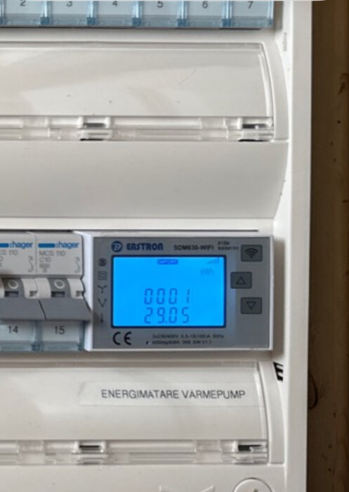 Energimätare Eastron SDM630-WiFi installerad för värmepump, visar aktuell energiförbrukning och historik, uppkopplad via wifi med app.