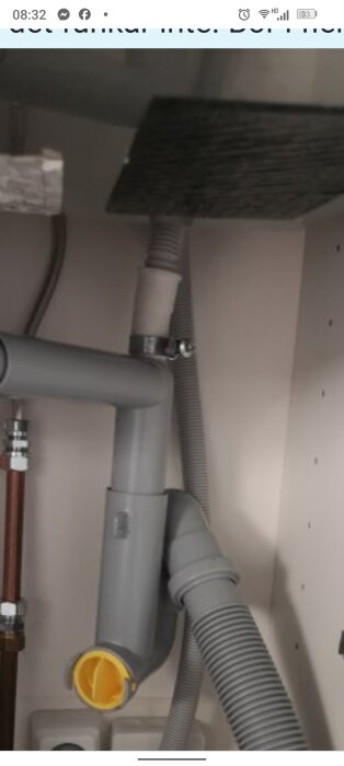 Grått Ikea-vattenlås med flexibel vit slang och grövre diameter ansluten, frågar om namnet på distansen mellan delarna.
