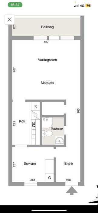 Planritning av lägenhet med balkong, vardagsrum, matplats, kök, sovrum, badrum och entré. Mått och rum är markerade.