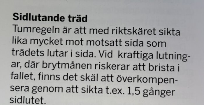 Text om att sikta med riktskäret vid fällning av sidlutande träd och överkompensera vid kraftiga lutningar för att undvika brytmånens risk.