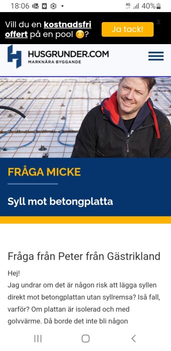 Man i svart jacka står framför en armerad betongplatta, reklam för kostnadsfri pooloffert i toppen. Text "Fråga Micke: Syll mot betongplatta".