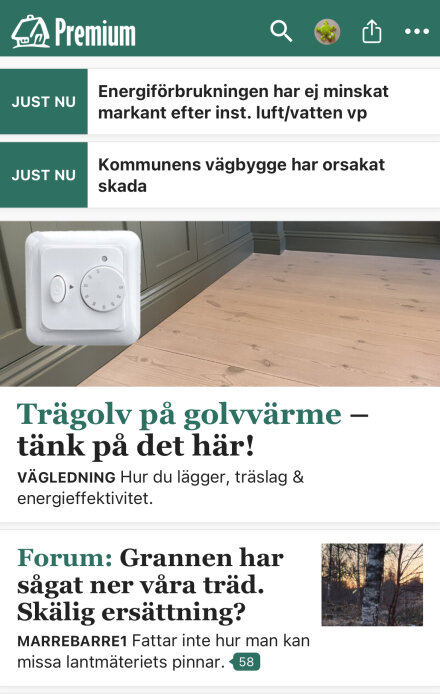 Termostat på vägg vid golv av trä i en artikel om golvvärme.