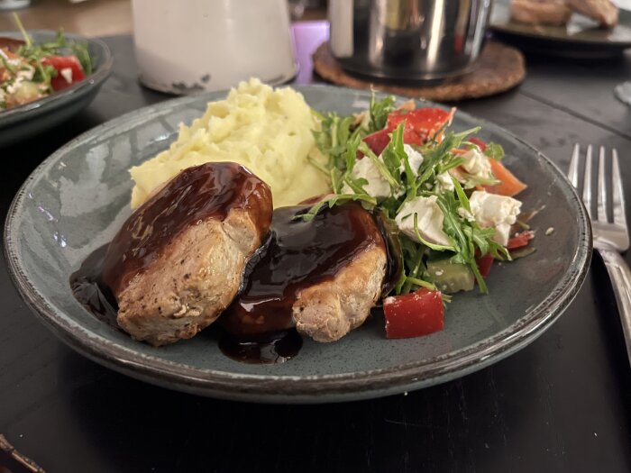 Fläskfilé med rödvinssås, hemgjort potatismos och sallad på tallrik.