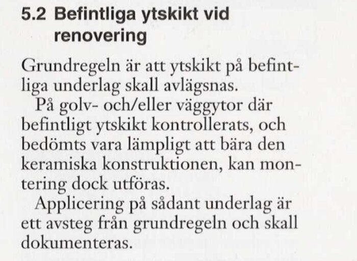 Textutdrag från byggnormer om befintliga ytskikt vid renovering och kontroll av underlagets lämplighet för keramiska konstruktioner.
