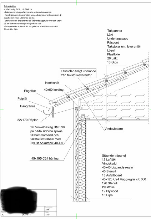 Ritning av trävägg på betongplatta med detaljer såsom takstolar, hängränna och isolering. Innehåller specifikationer för konstruktionselement.