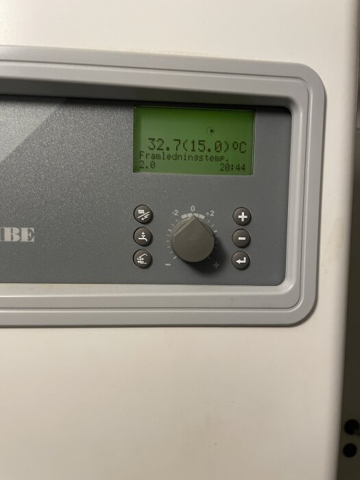 Display på en värmepump visar framledningstemperatur på 32,7 °C.