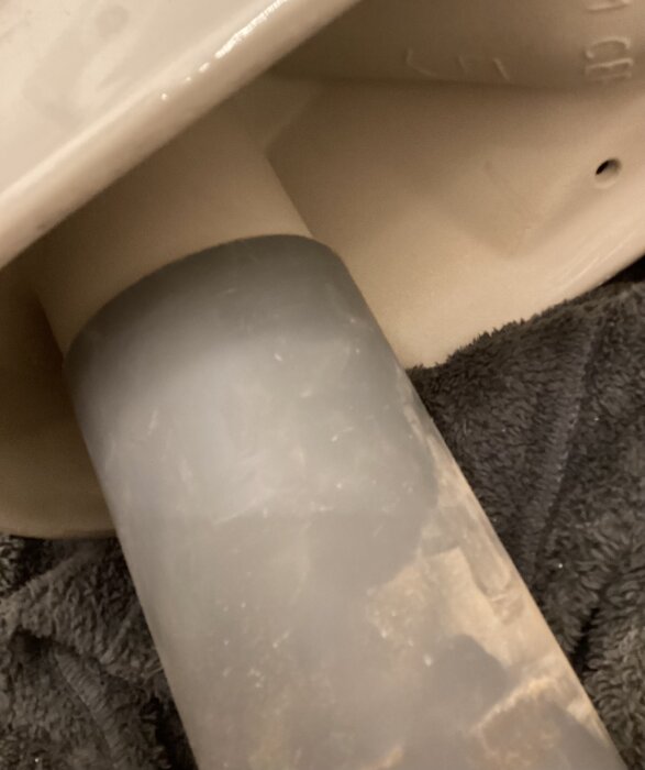 Plaströr som passar inuti ett större 110 mm rör, placerat mot en mörk yta.