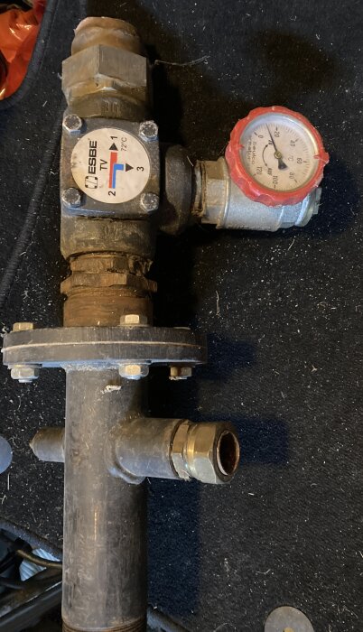 Termostatventil ESBE för värmesystem med termometer, inställd på 72°C.