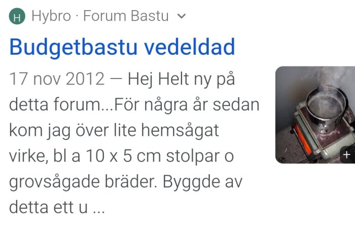 Bild av vedeldad kamin med uppvärmningsrör och gryta för luftfuktning, installerad i ett basturum.