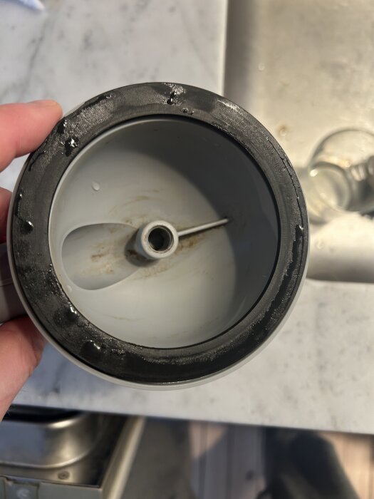 En tätning med slät yta uppåt i en diskho eller köksredskap, diskussion om riktning.