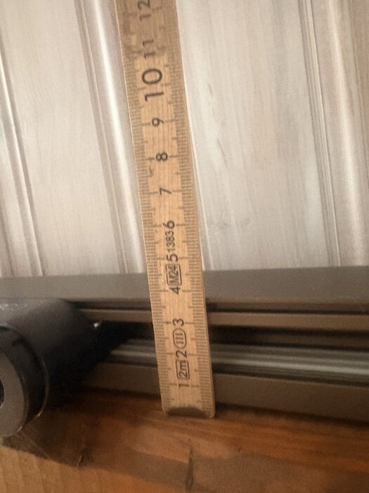 Ruler measuring electrical rail, 36mm width, possible lighting track in villa from 1981 with spotlights; assessing single-phase vs three-phase setup.