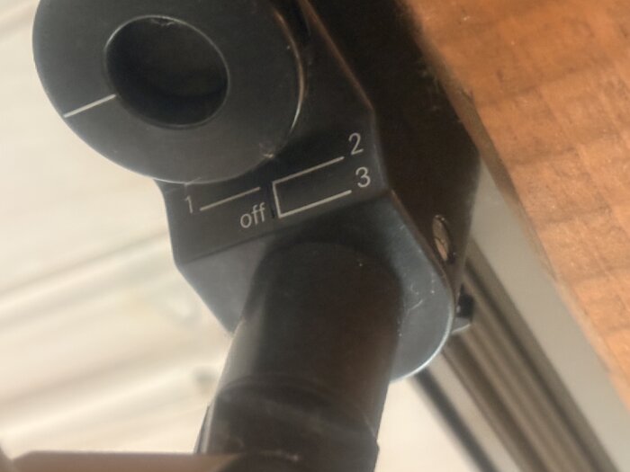 Närbild på inställning för faser på en spotlight i ett belysningssystem med alternativ 1, 2, 3 och avstängning.