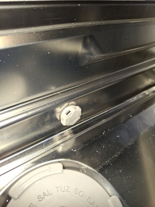 Plastplopp på vänster sida i en Bosch diskmaskin, där vatten rinner ut efter disk, enligt användaren.