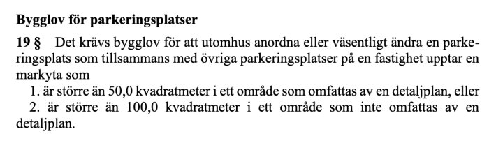 Bild av lagtext som beskriver bygglovskrav för parkeringsplatser över 50 kvm inom detaljplan, eller över 100 kvm utanför detaljplan.
