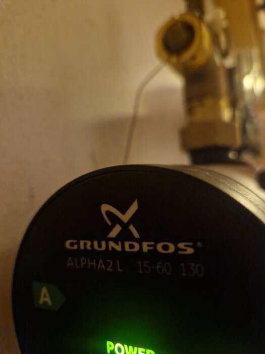 Cirkulationspump Grundfos ALPHA2 L med grönt lysande power-indikator.