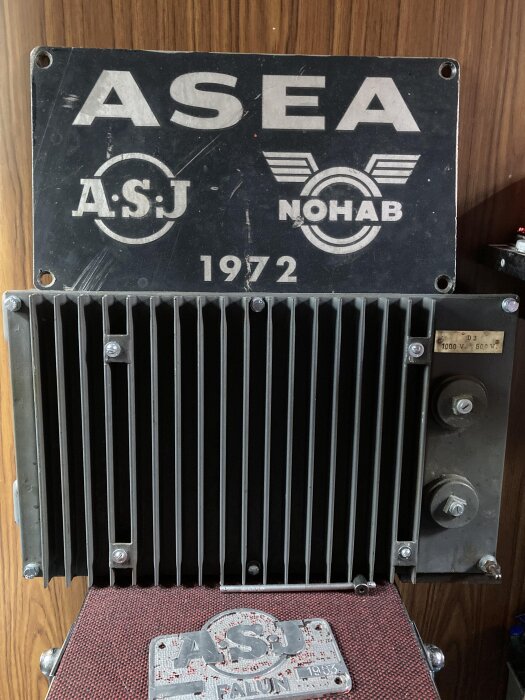 Gammal elvärmare från ASEA/NOHAB, ASJ-märkt från 1972 och Falun 1983, med panel och reglage, använd i diskussion om renovering av elektriska kaminer.