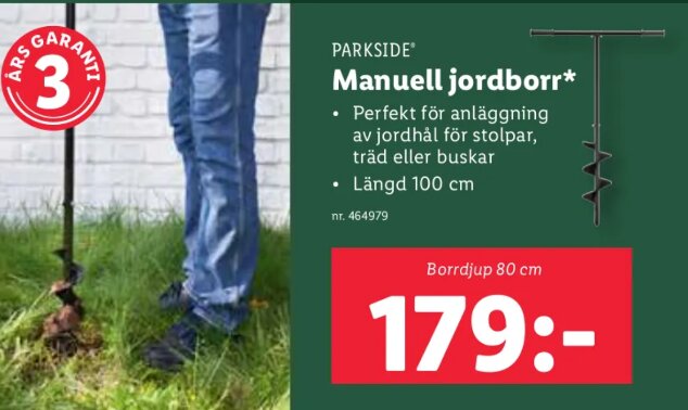 Man står med manuell jordborr i gräsmatta bredvid reklambild för jordborr från Parkside, med pris och produktinformation.