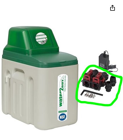 Vattenmjukgörare med grön topp och tillbehör, inklusive kopplingar och adapter, markerad del av installationssats i grönt.