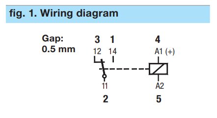 Kopplingsschema med relä och gap på 0,5 mm, nummermarkerade kontakter 1-5, symboler för anslutning och brytare visas.