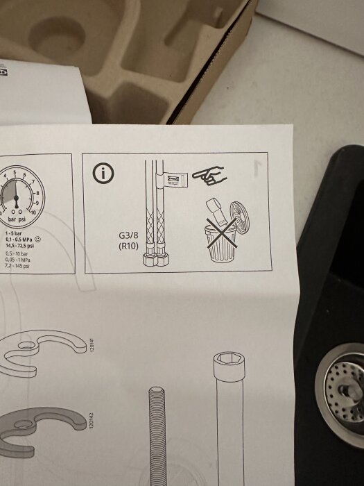 Instruktionspapper för montering av IKEA köksblandare, fokus på slangens anslutning och varning för felaktig installation.