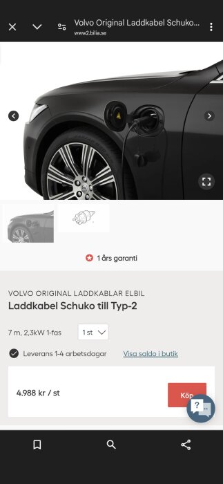 Elbil laddas med en Schuko till Typ-2 laddkabel vid bilens laddningsport.