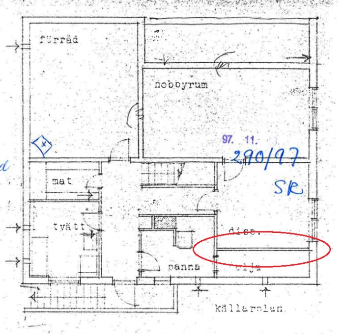 Rakennuksen pohjapiirros, jossa punaisella ympyröity seinä pannuhuoneen ja öljysäilytyksen välillä. Seinän rakenteen määrittäminen.