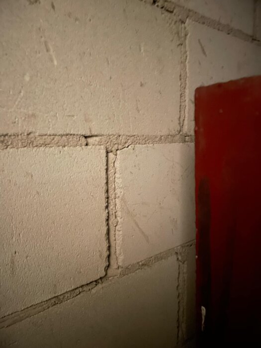 Kevytbetoniseinä, joka näkyy öljytankin puolelta; seinä suunniteltu purettavaksi mahdollisen tilan laajentamisen vuoksi.